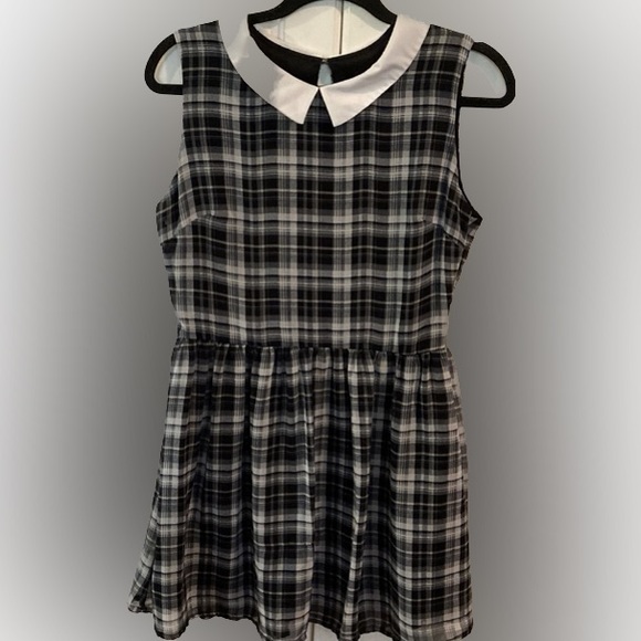 FOREVER21💫 Women’s Gray/Black Plaid White Collar Sleeveless Flowy Mini Dress - Picture 3 of 14